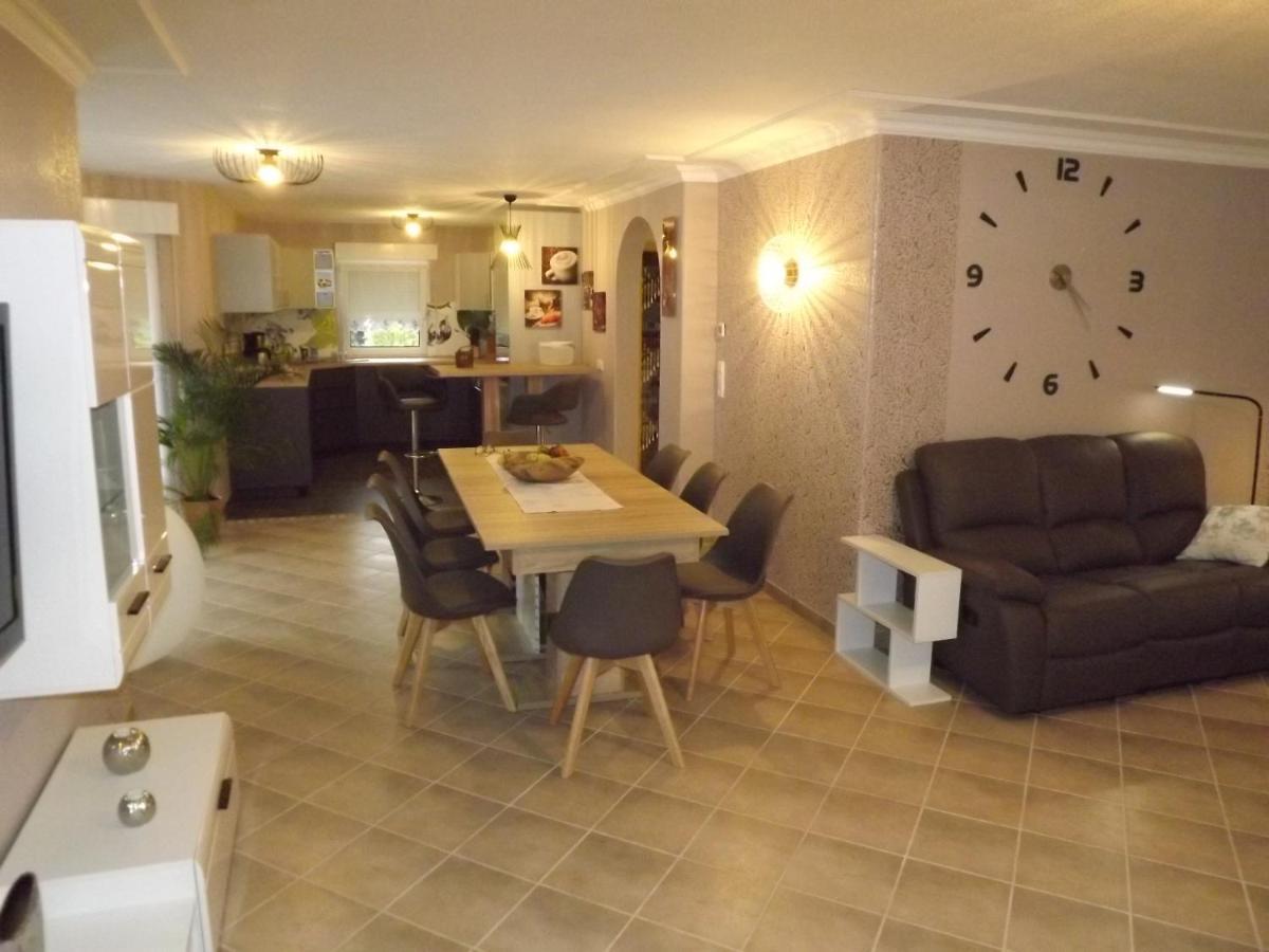 Grosszuegige Ferienwohnung Am Waldesrand Im Seenland Lauta Bagian luar foto