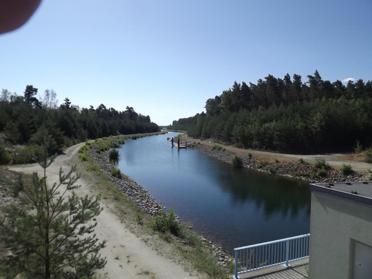 Grosszuegige Ferienwohnung Am Waldesrand Im Seenland Lauta Bagian luar foto