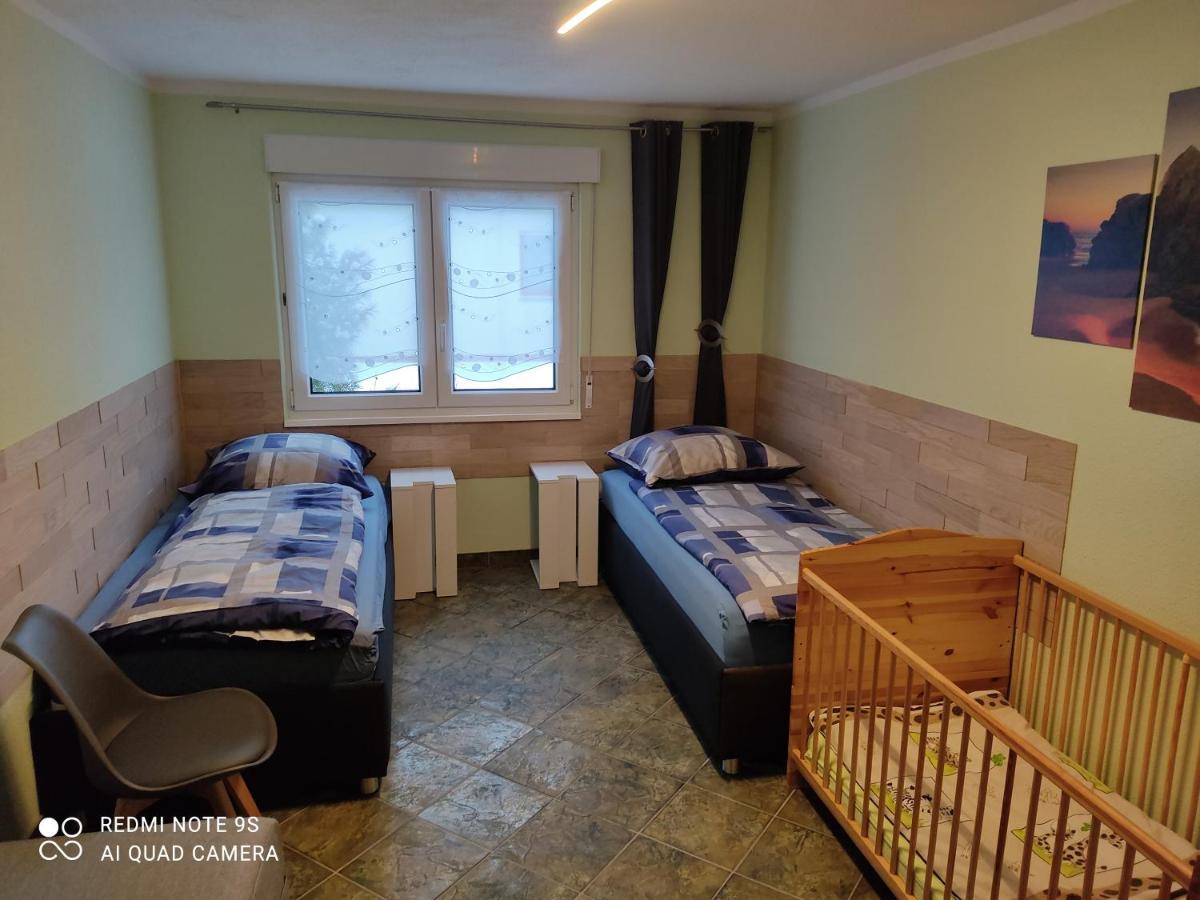 Grosszuegige Ferienwohnung Am Waldesrand Im Seenland Lauta Bagian luar foto